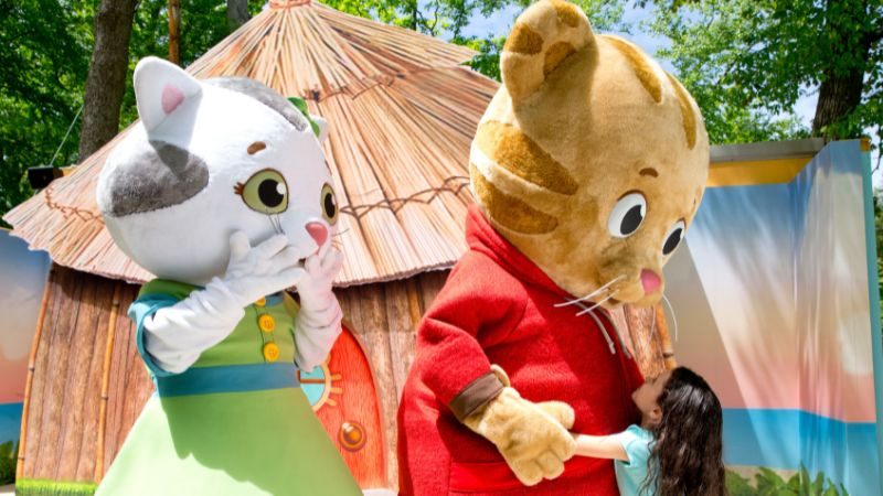 Characters from Daniel Tiger's Neighborhood, Daniel Tiger and Katerina Kittycat with a young girl