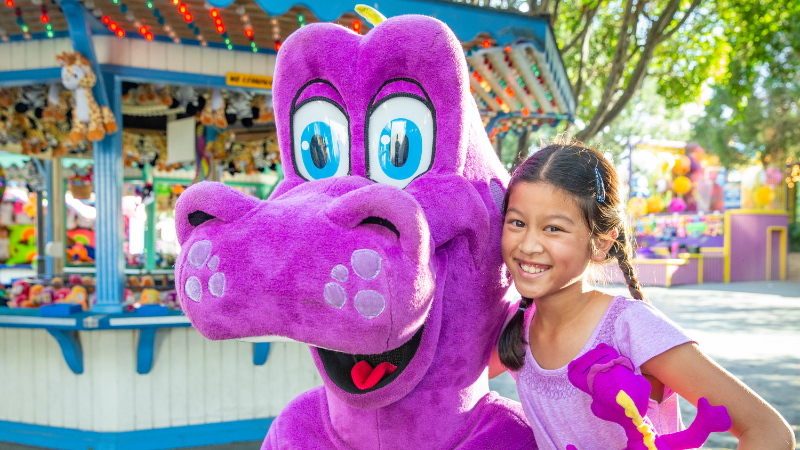 Characters from Daniel Tiger's Neighborhood, Daniel Tiger and Katerina Kittycat with a young girl